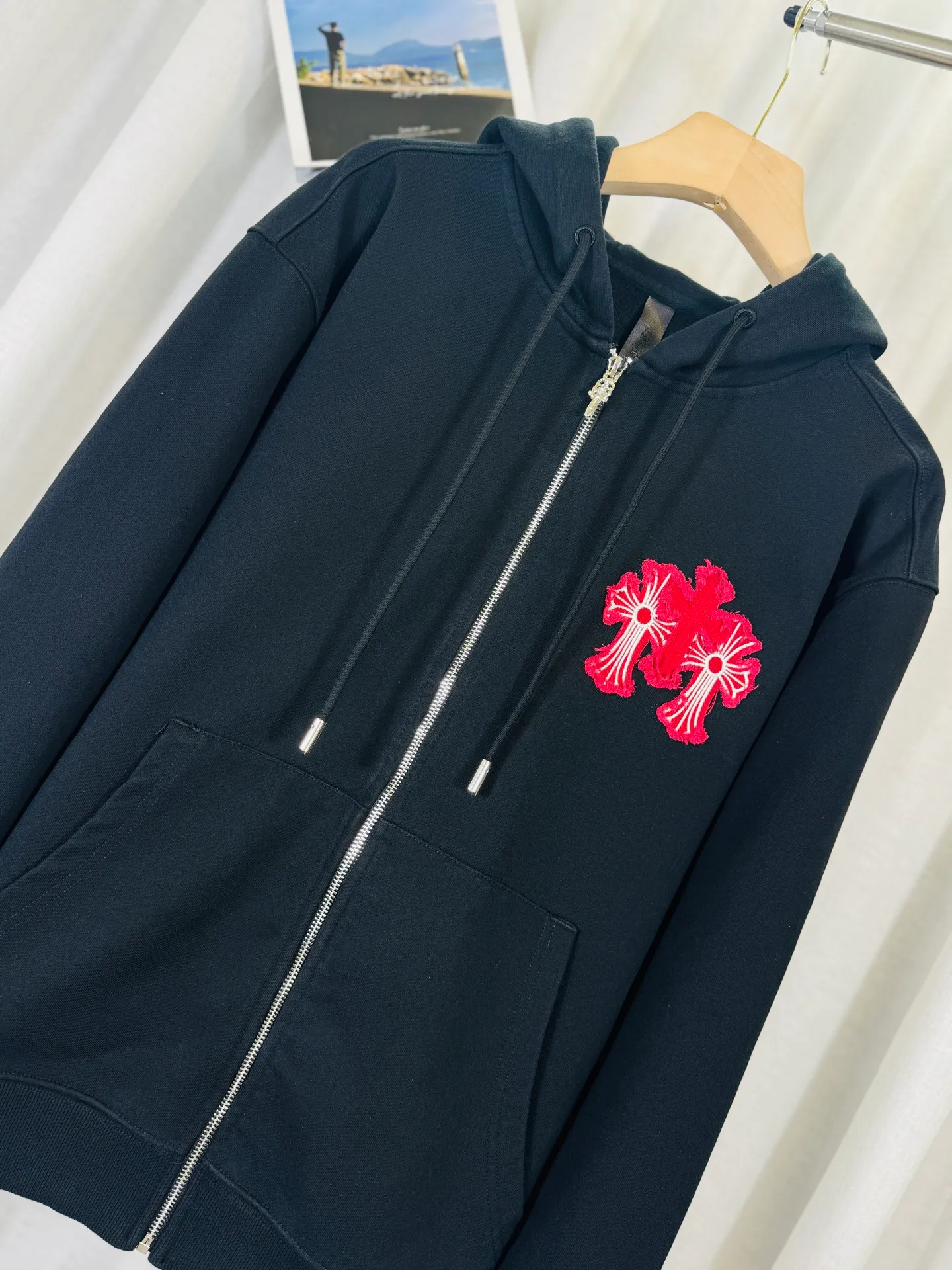 P340 top version, real shot without P, ​​different from market currency) 𝗖𝗵𝗿𝗼𝗺𝗲 𝗛𝗲𝗮𝗿𝘁𝘀/Cro Heart 2025 washed and burned flower patch embroidered autumn and winter new original single counter American patchwork 3D three-dimensional patch couple casual cardigan sweatshirt 👑The highest version! Customized fabric 480g tripe terry fabric! American acid-washed and distressed original fabric, laser burning + patch embroidery, exquisite embroidery of letters! The best-selling model in the counter, very comfortable to wear. Accessories: original molded and authenticated collar label➕100% silk wash label. Genuine purchase-grade original hangtag➕matching hanging rope➕3D hanging beads➕original packaging bag. Craftsmanship: The original version has consistent wiring! The highest version of the armhole matching technique! Color: Black Apricot Size: S M L XL Style Number: 25-318